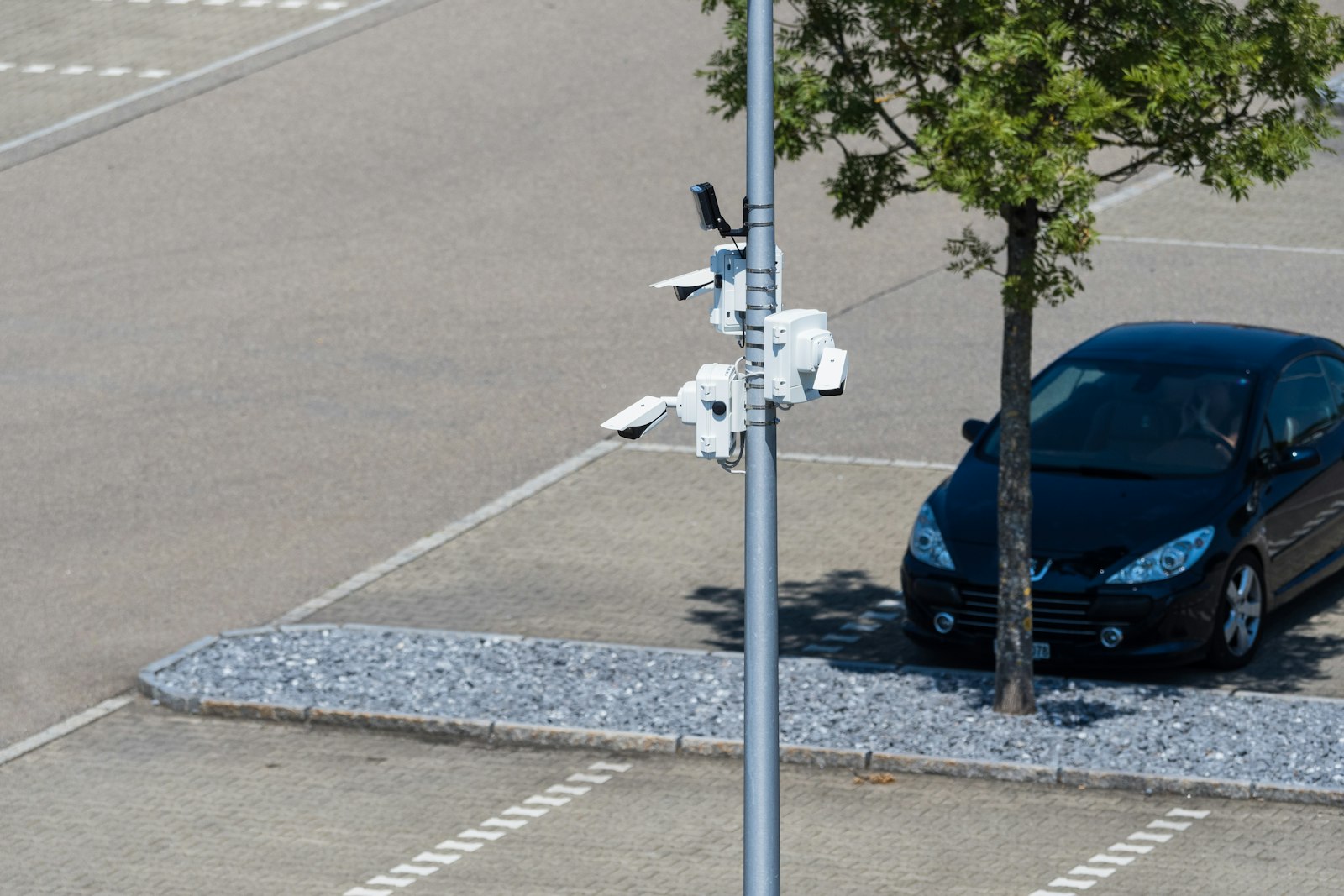 Otopark alanını izleyen güvenlik kameraları